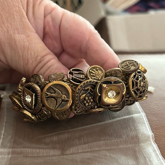 Antique Gold metal Charm mesh Bracelet - Picture 4 of 9